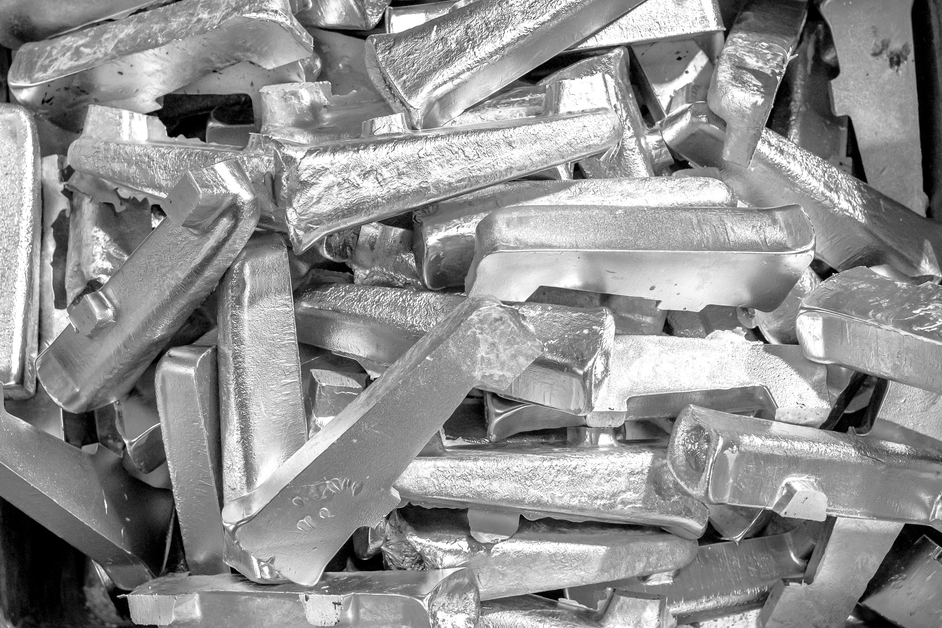 Железо это серебристо белый металл. Сталь в чистом виде. Слиток металла. Алюминий. Слиток алюминия.